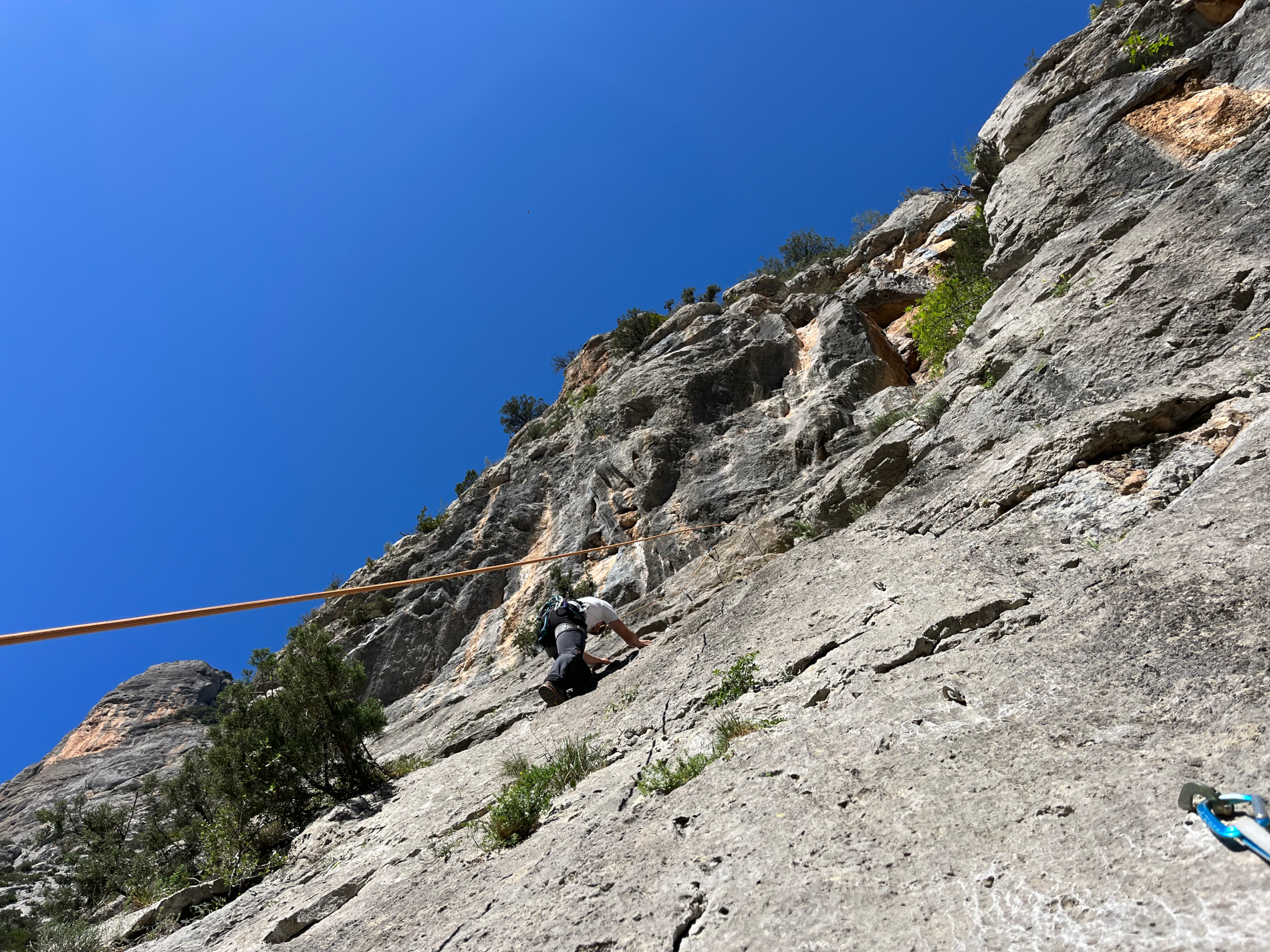 No has provat mai l'escalada? Vine a iniciar-te amb nosaltres! Batejos d'escalada esportiva i via llarga.